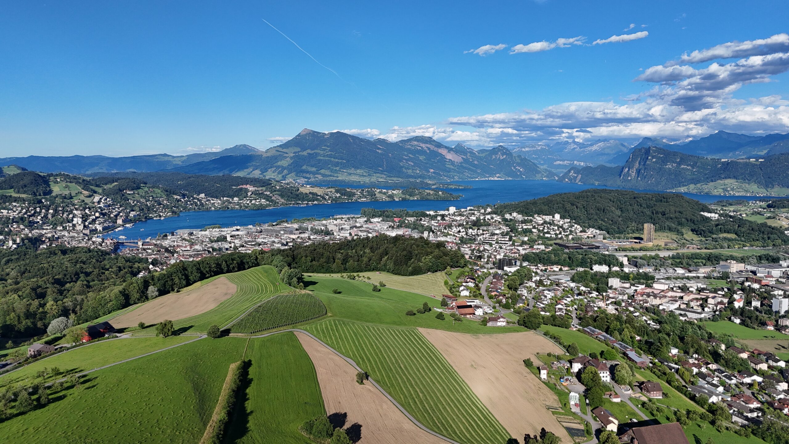 Panoramablick auf Luzern, den Vierwaldstättersee und die Region Pilatus in der Zentralschweiz
