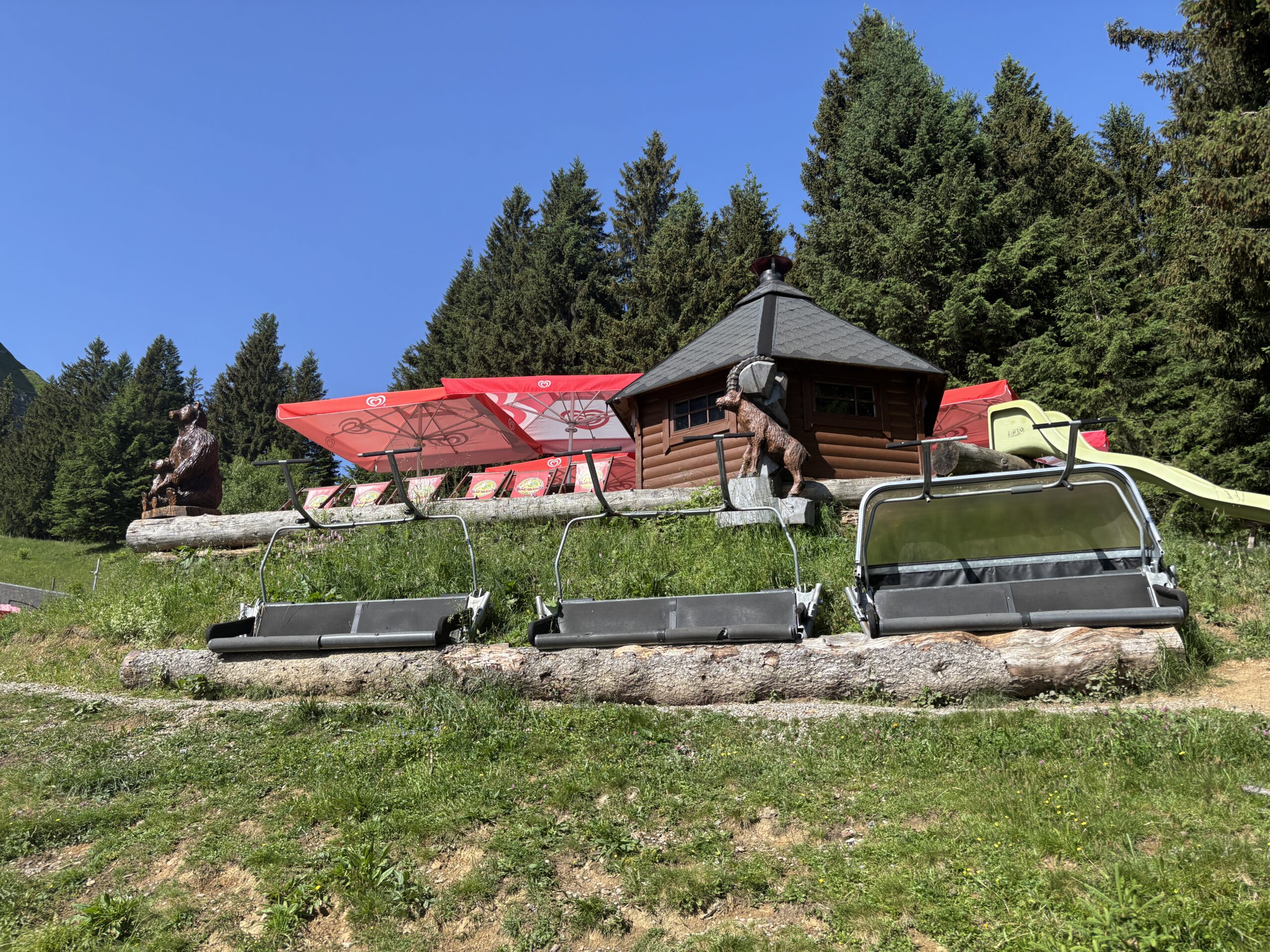 Bärenhütte mit Spielplatz auf Fräkmüntegg am Pilatus für Familien mit Kindern