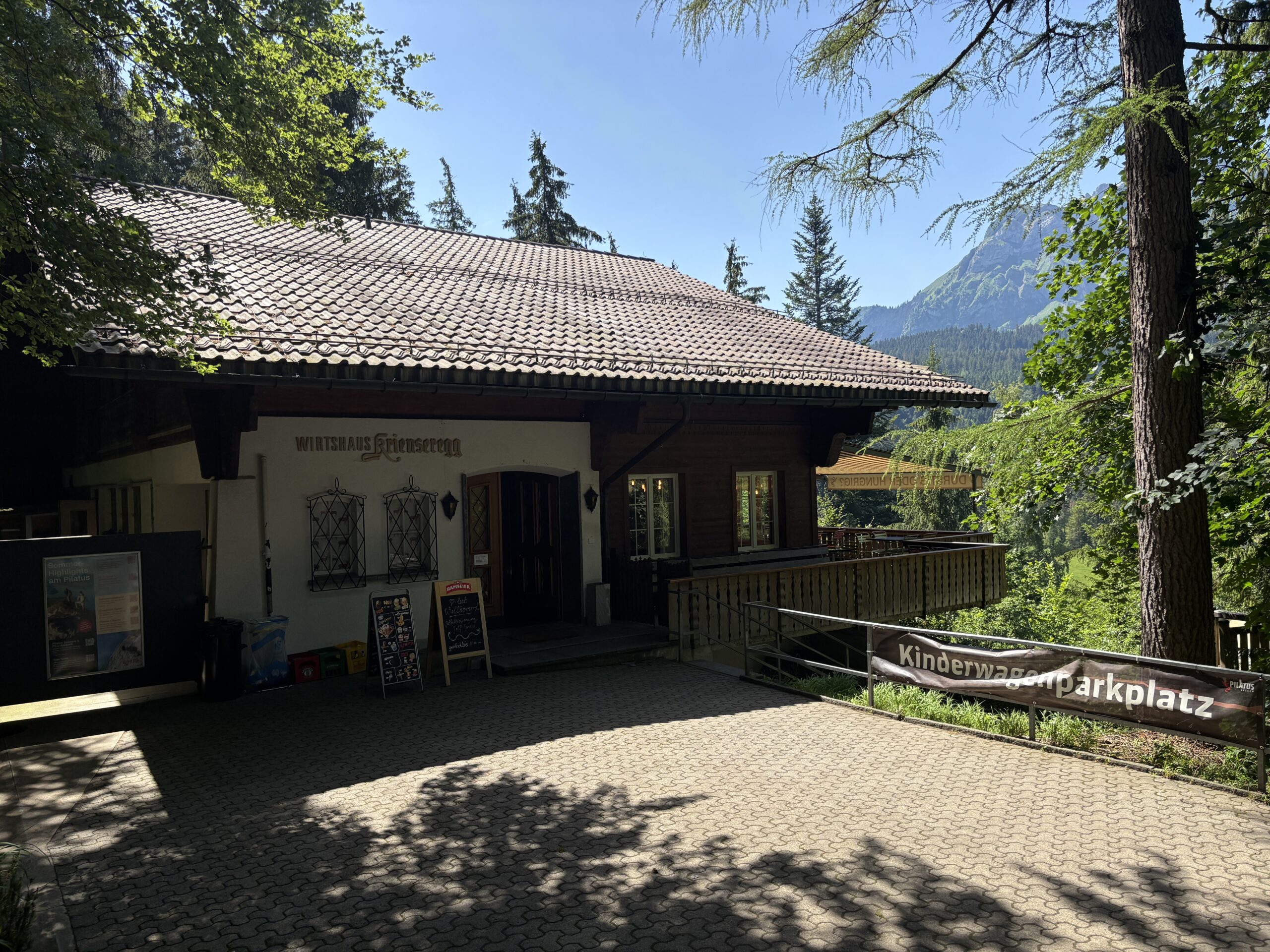 Wirtshaus Krienseregg am Pilatus bei Luzern mit Sonnenterrasse und Blick auf die Berge